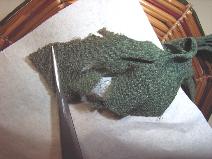 Fiocco del cappello prima del restauro